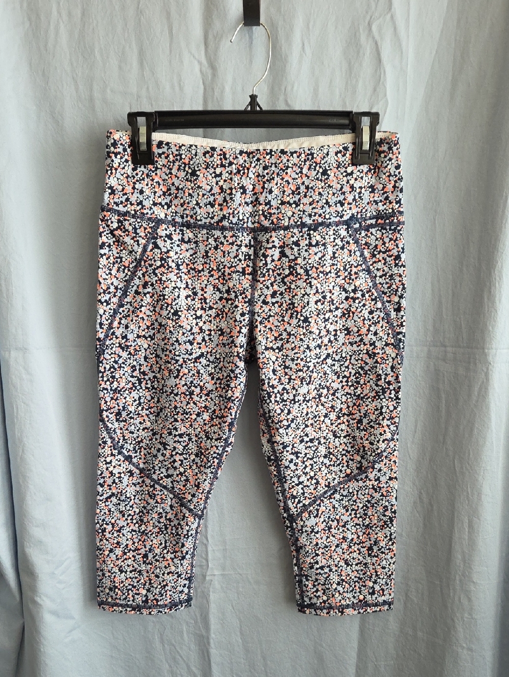 G482. Sweaty Betty Power Cropped Workout Leggings in Multi-Color Hexagon- Size M